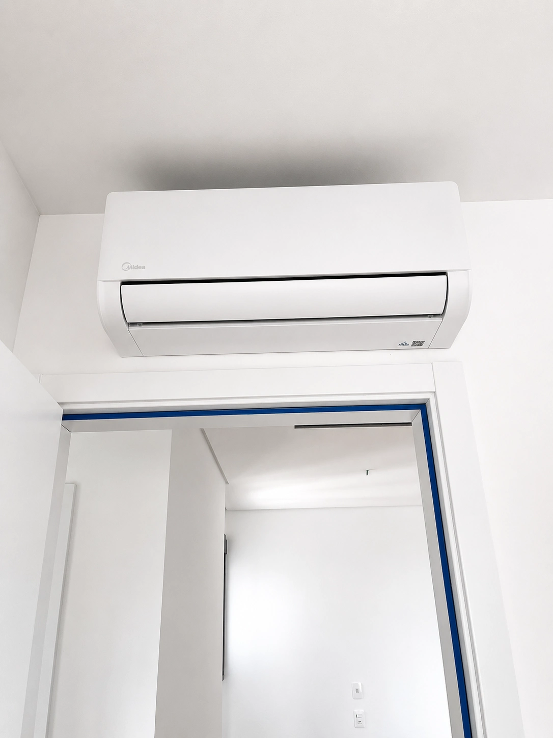 Ar condicionado split Midea instalado sobre porta
